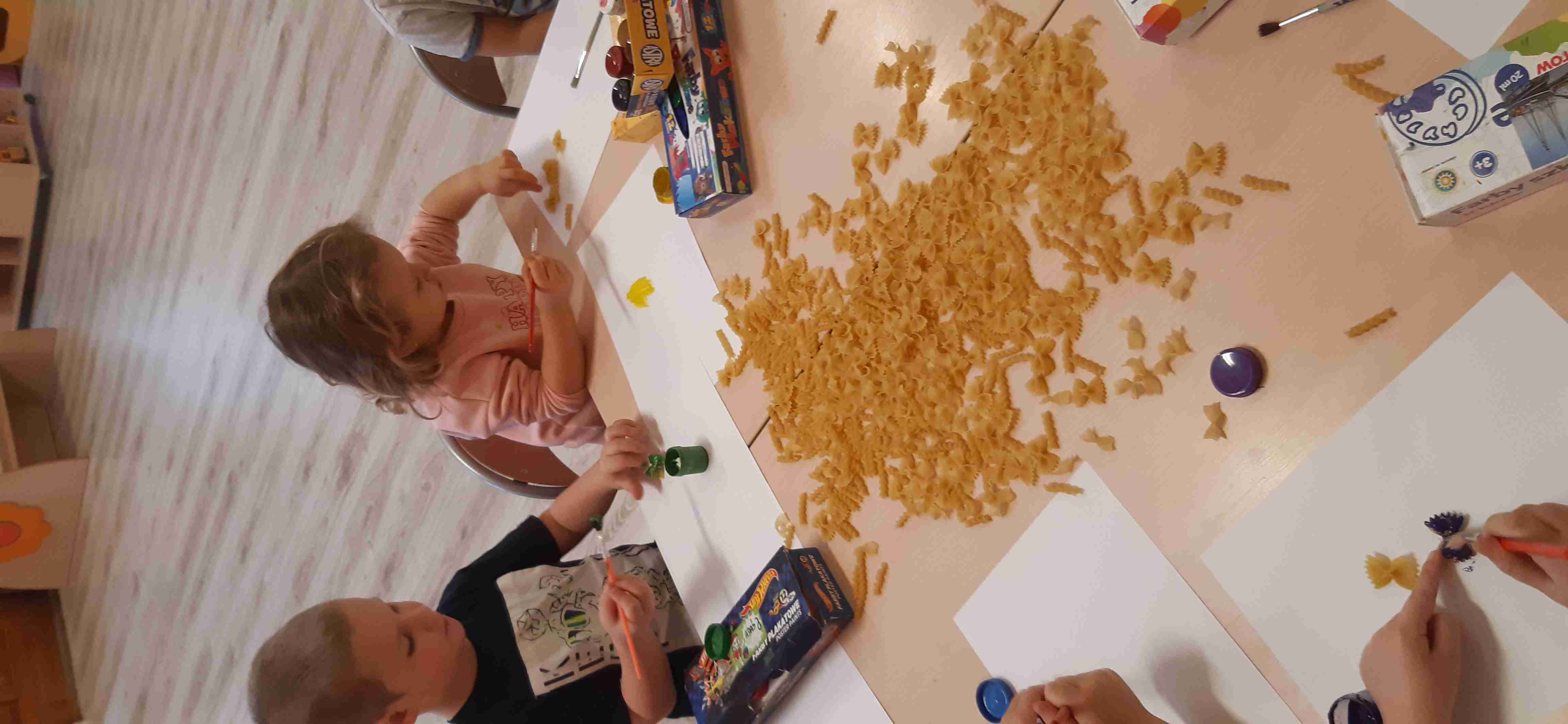 ZAJĘCIA SENSORYCZNO-PLASTYCZNE (3,4 LATKI)