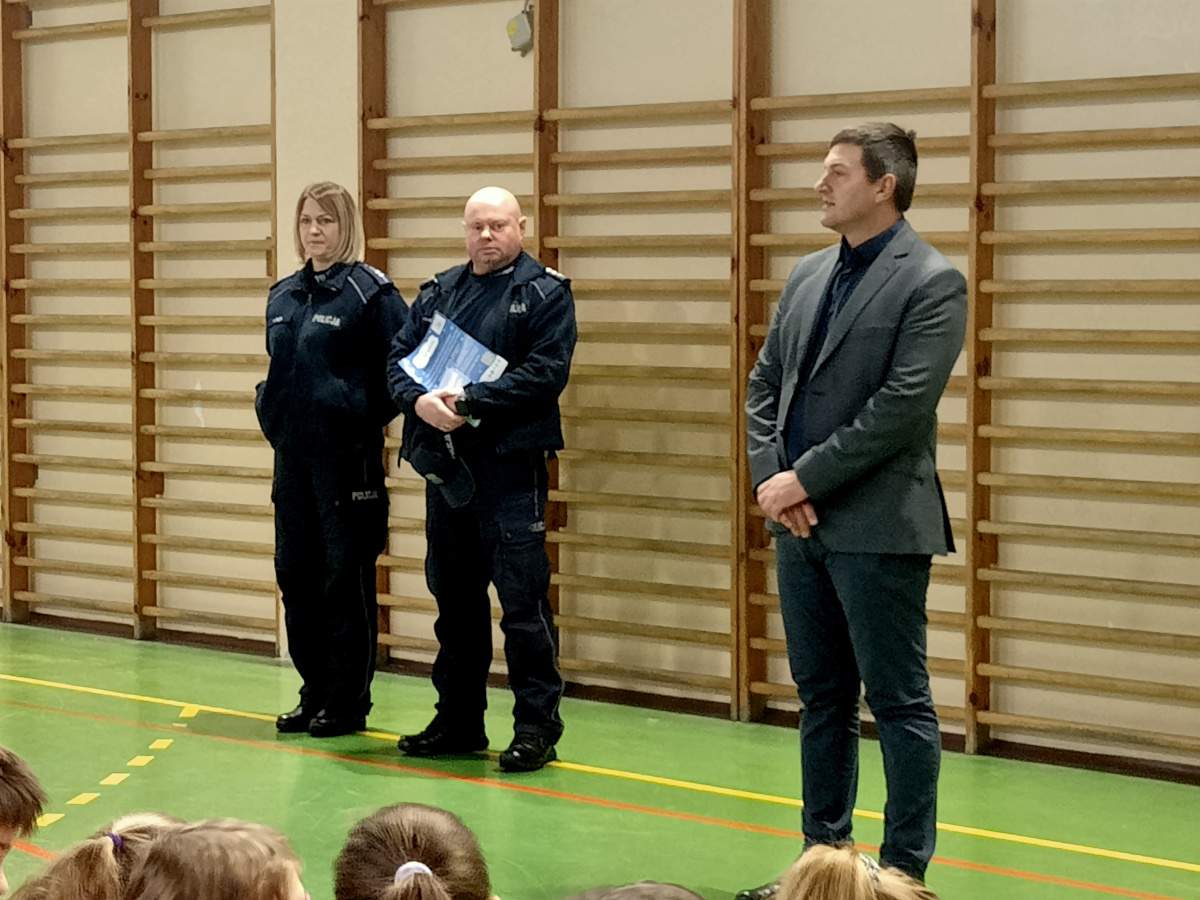 Prelekcja "Bezpieczne ferie". Spotkanie z policjantem.