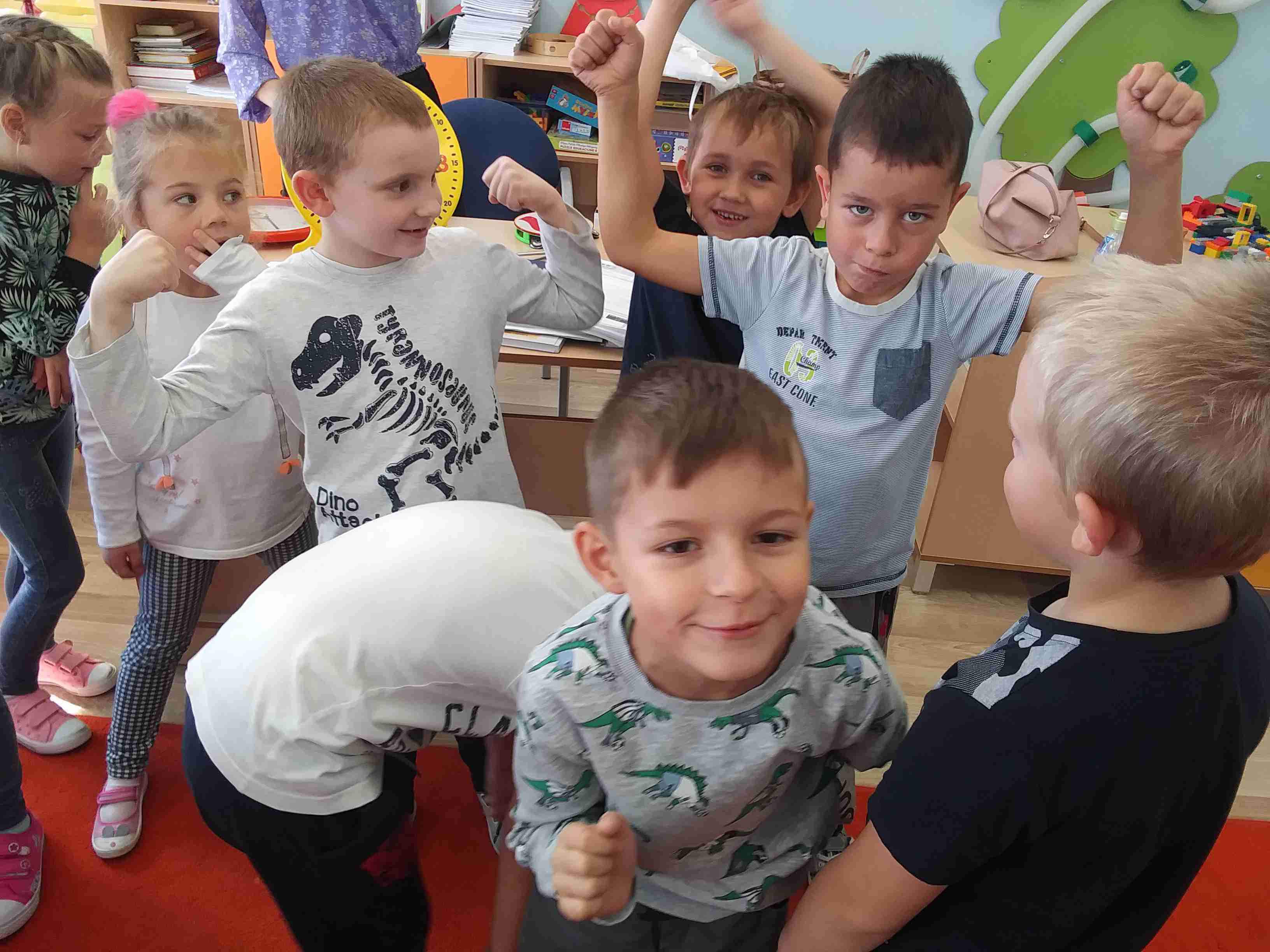 PRZEDSZKOLAKI POZDRAWIAJĄ Z WESOŁEJ ZABAWY:) (5,6 LATKI)