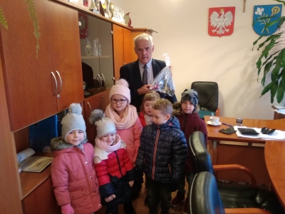 WIZYTA W URZĘDZIE GMINY I ŚWIĄTECZNE ŻYCZENIA OD PRZEDSZKOLAKÓW
